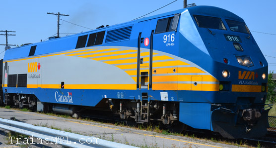 Locomotive VIA916 right side / coté droit